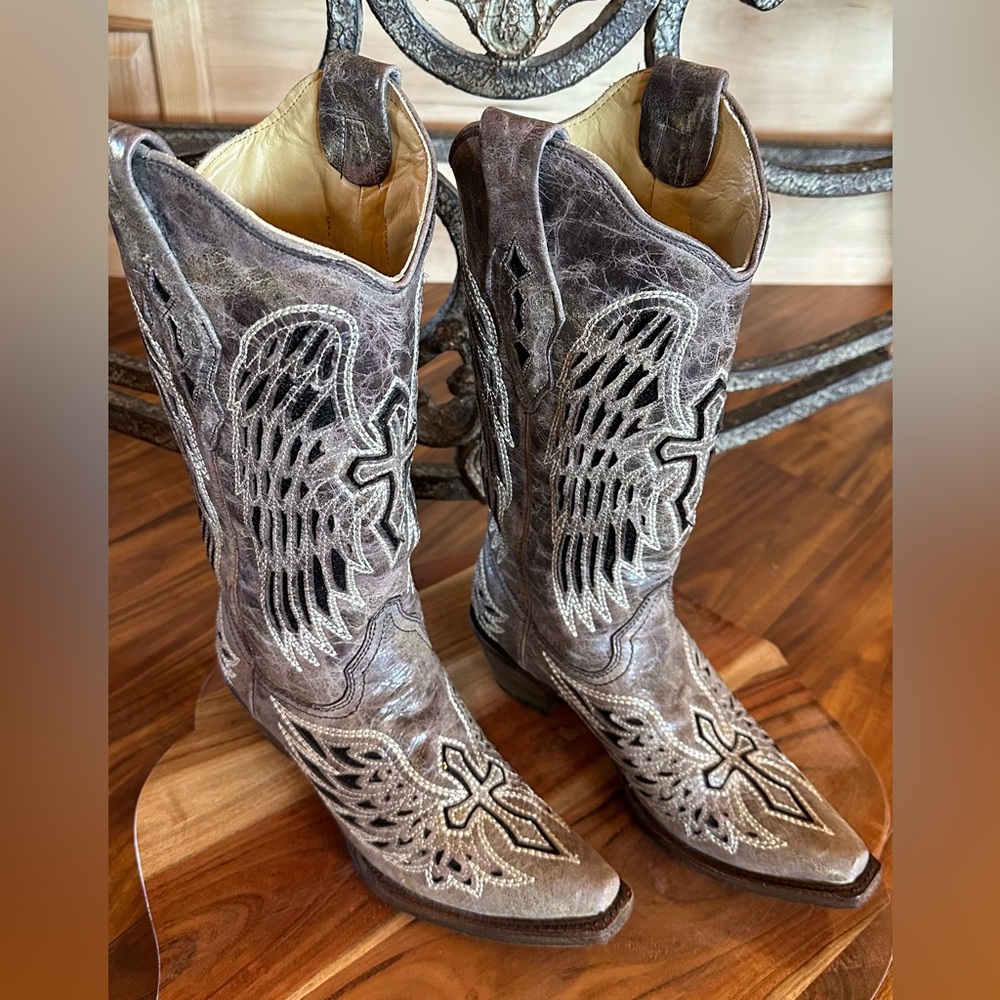 CORRAL BOOTS Wing & Cross Snip Toe Western Size 6 1/2 Like New!